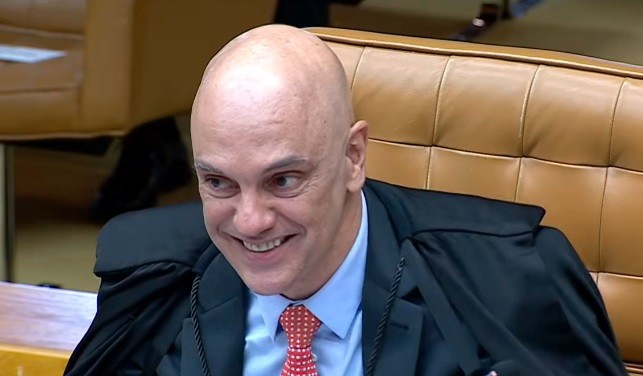 Sessão do STF tem descontração e risadas entre ministros