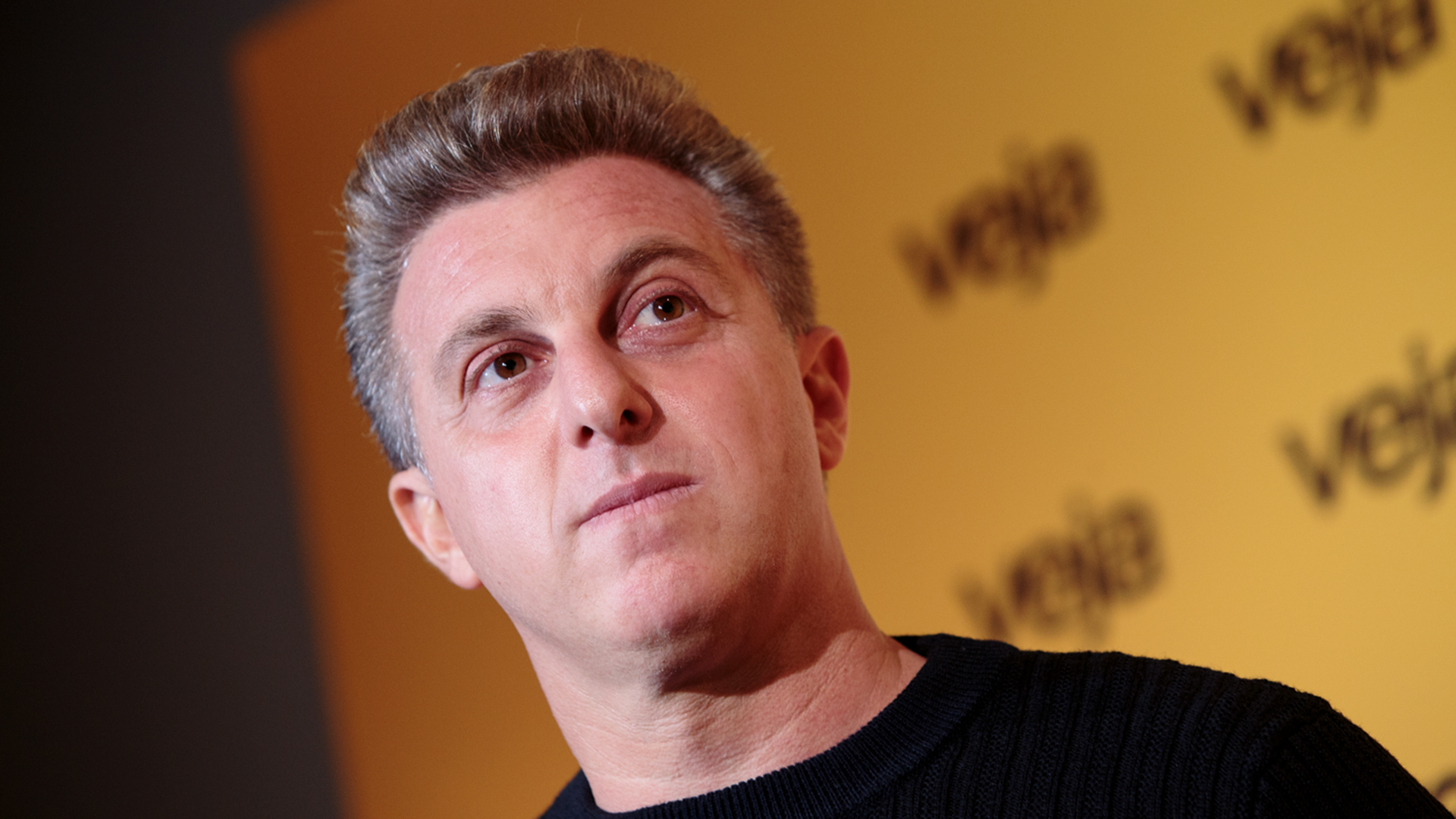 Luciano Huck doa R$ 30 mil para Tabata Amaral em campanha de reeleição