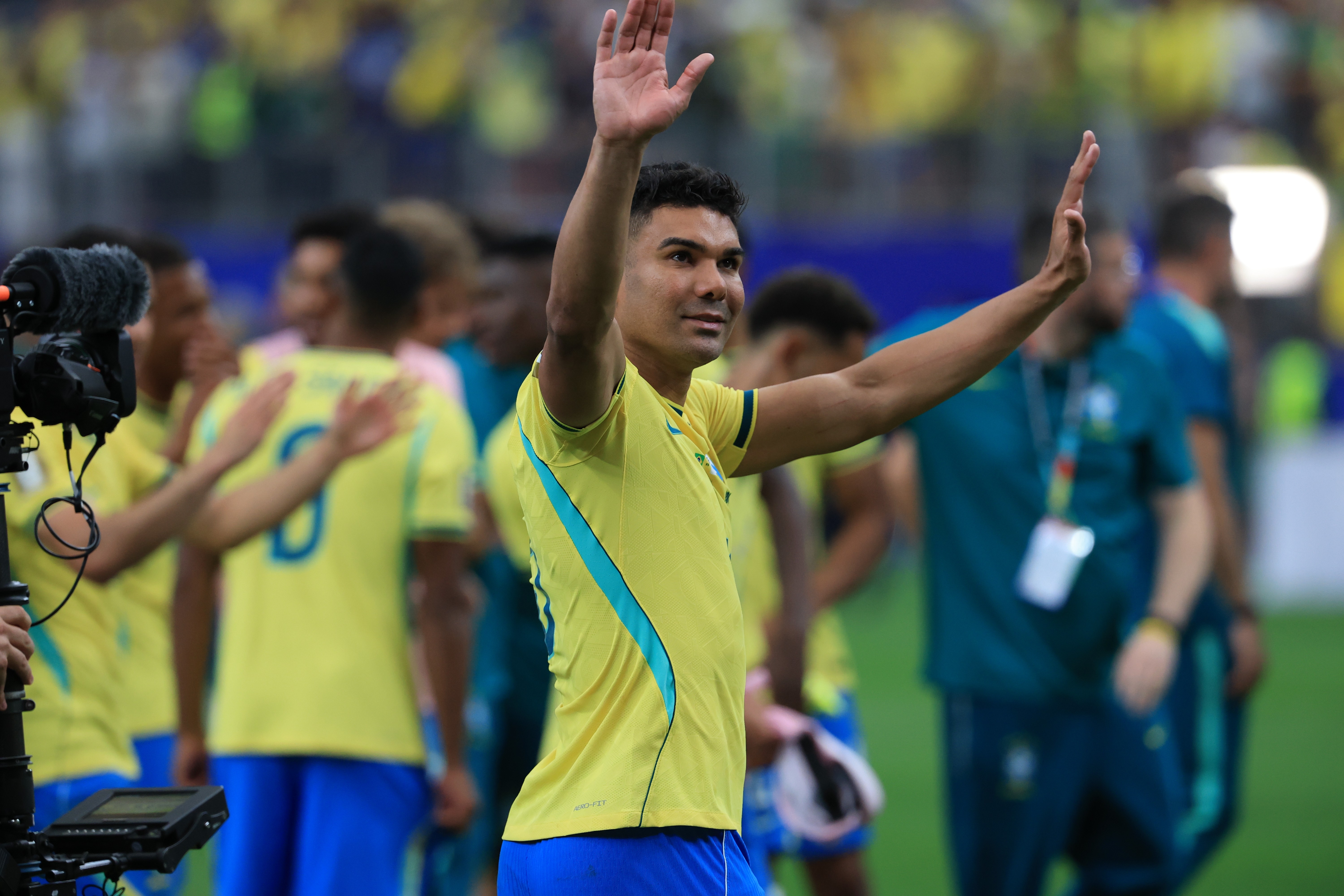 Casemiro é criticado por elogios a Messi como 'Deus do futebol'