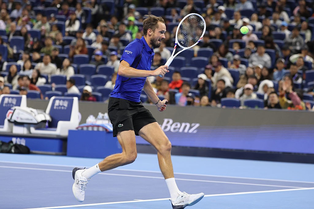 Medvedev é desclassificado e Djokovic avança para a final do ATP 500 de Pequim