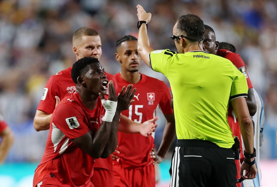 IFAB identifica erro do VAR em expulsão de jogador suíço na Copa do Mundo