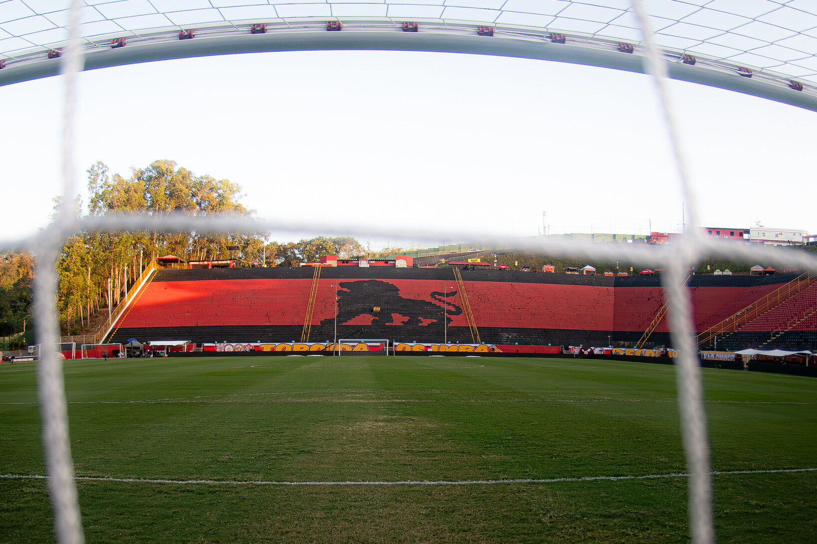 Caíque Gonçalves recebe alta após concussão durante jogo do Vitória