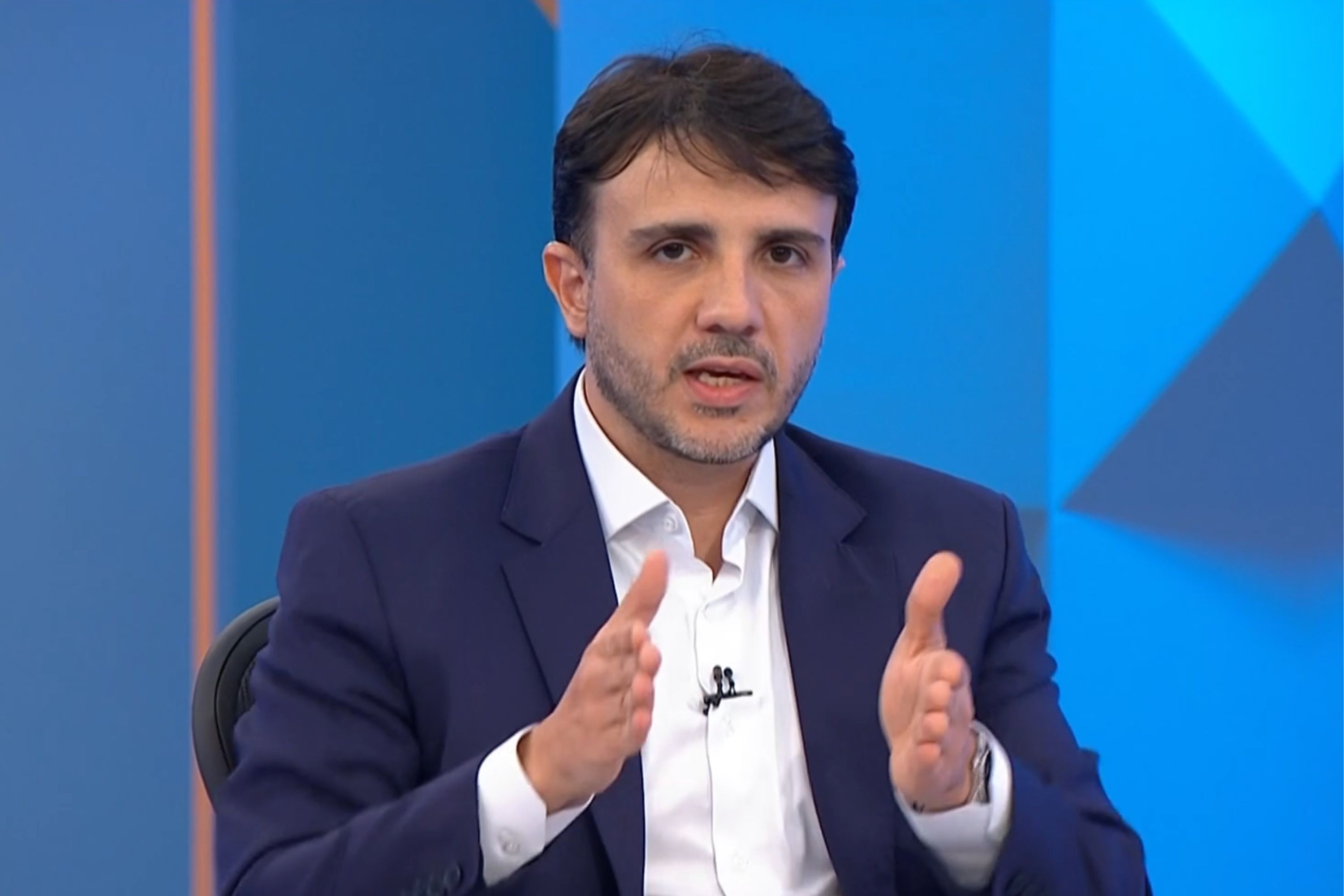 Renan Santos solicita participação em debate da Globo