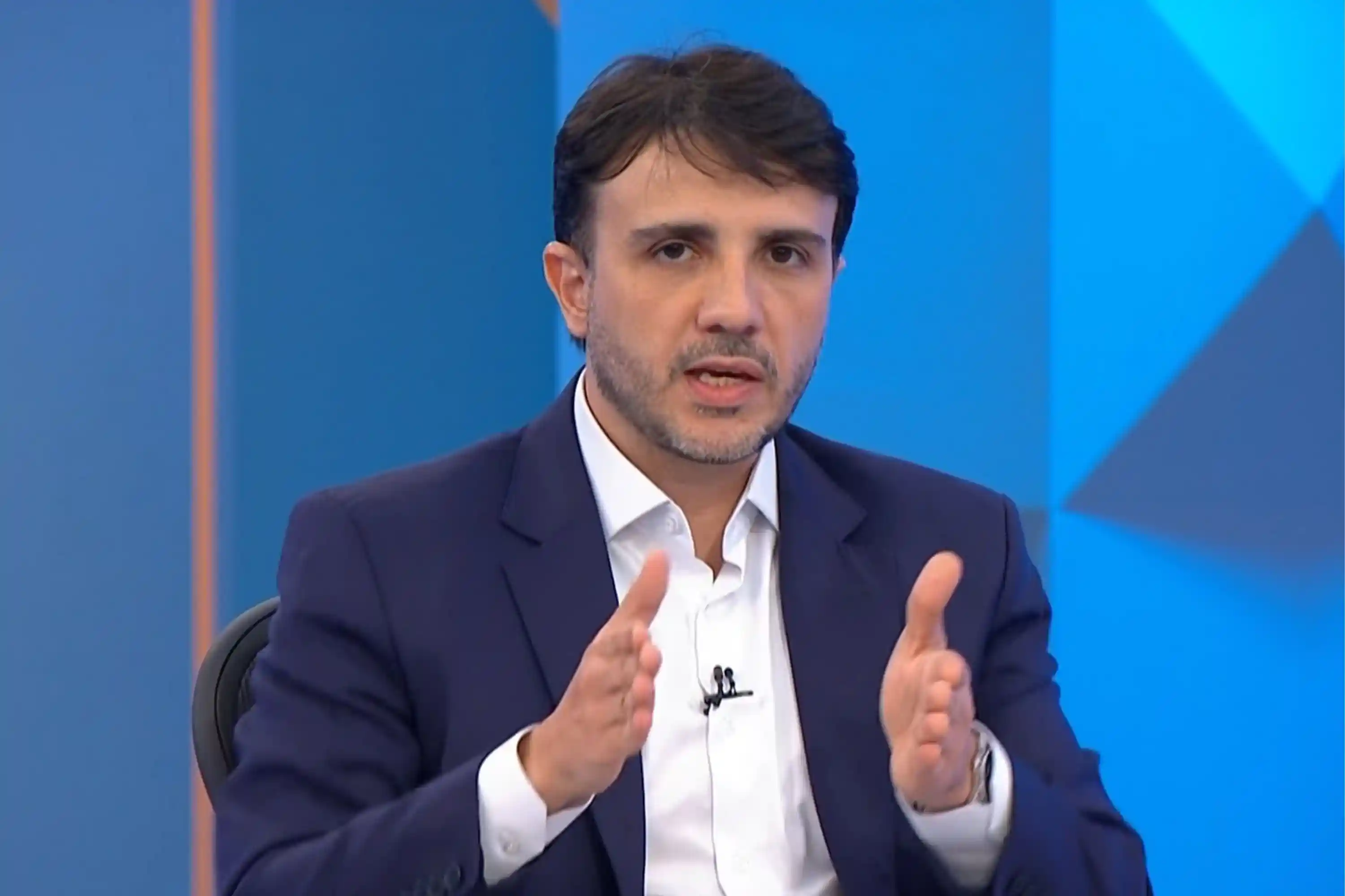 Renan Santos solicita participação em debate da Globo
