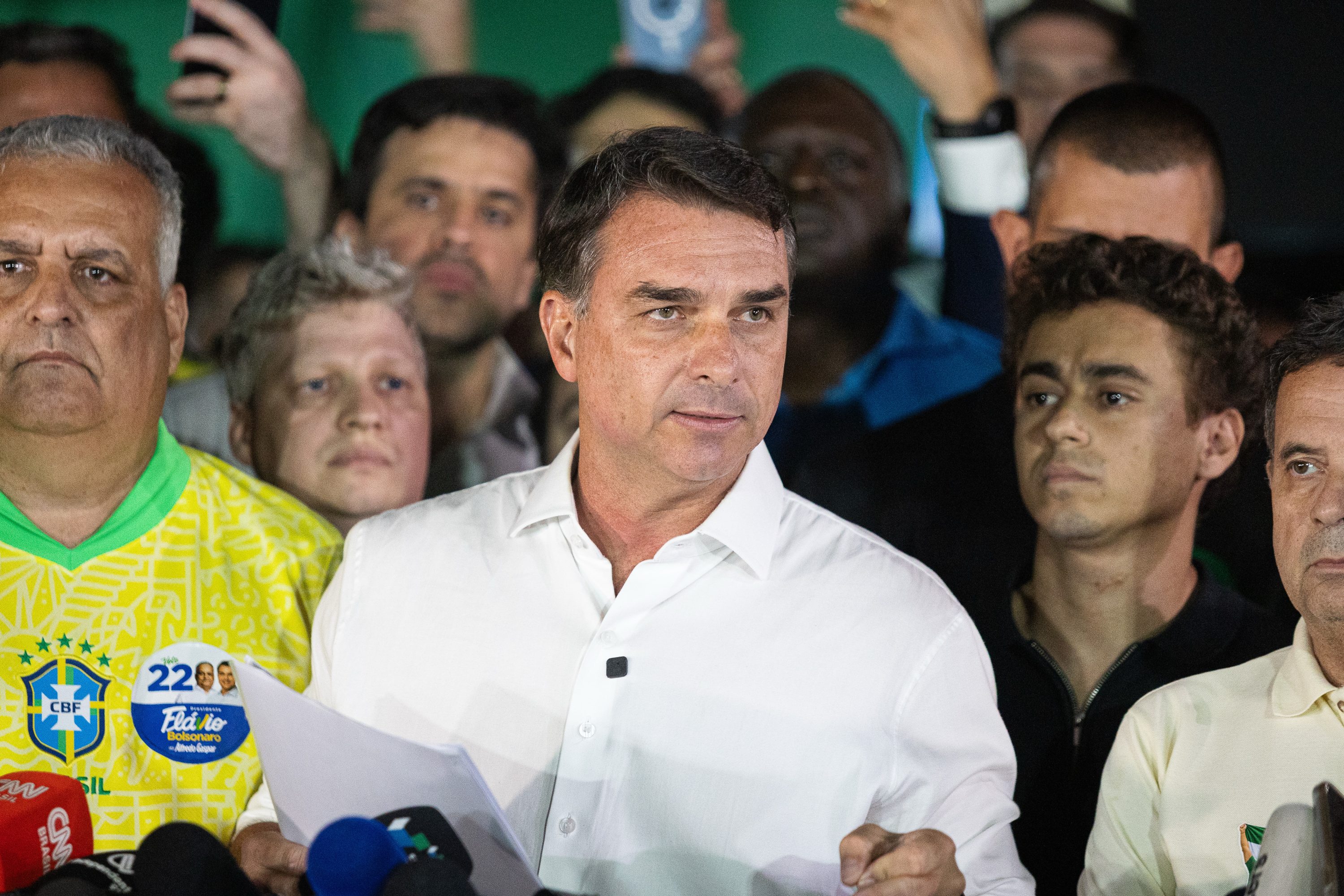 Situação do mandato de Flávio Bolsonaro após mudança para os EUA