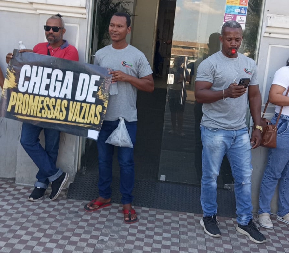 Servidores de Santo Estêvão fazem protesto por promessas não cumpridas