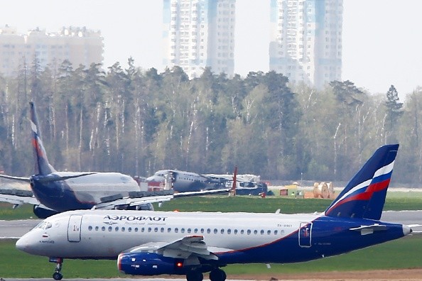 Avião realiza pouso de emergência no Galeão devido a balão