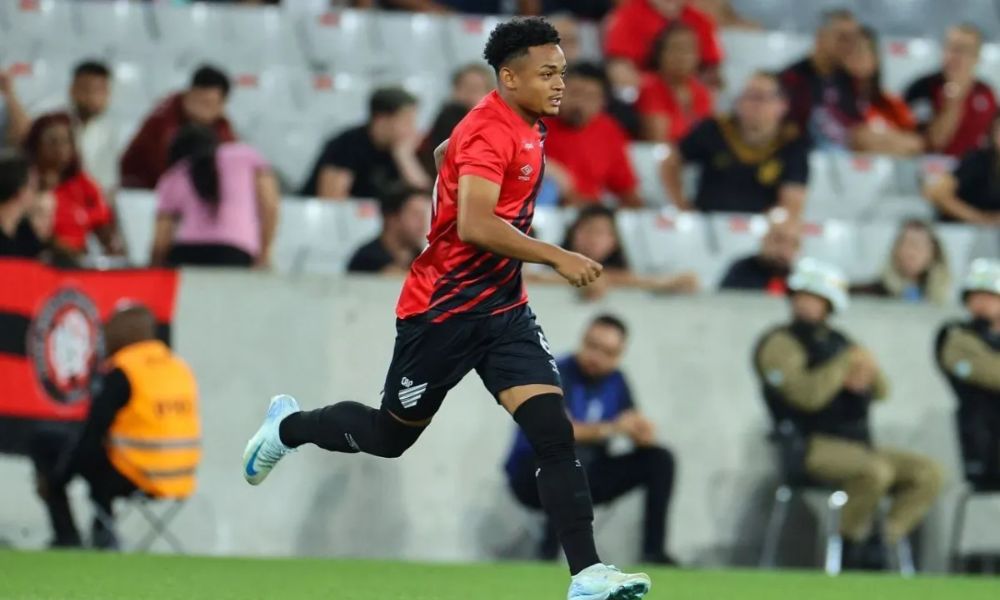 Jogador do Athletico-PR é sentenciado a mais de 10 anos por estupro
