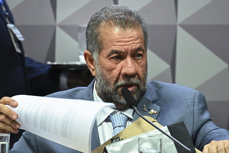 Carlos Lupi processa Marcel van Hattem no STF por calúnia e difamação