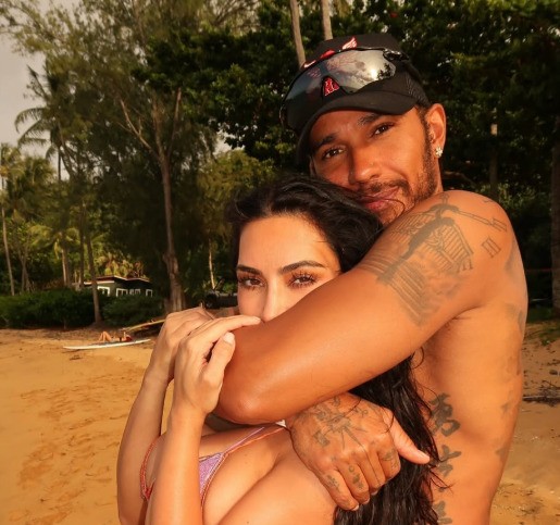 Lewis Hamilton presenteia filhos de Kim Kardashian com cachorro