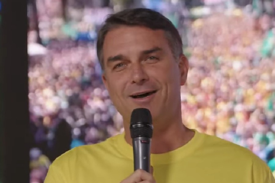 Flávio Bolsonaro lidera arrecadação, mas enfrenta receio de doadores