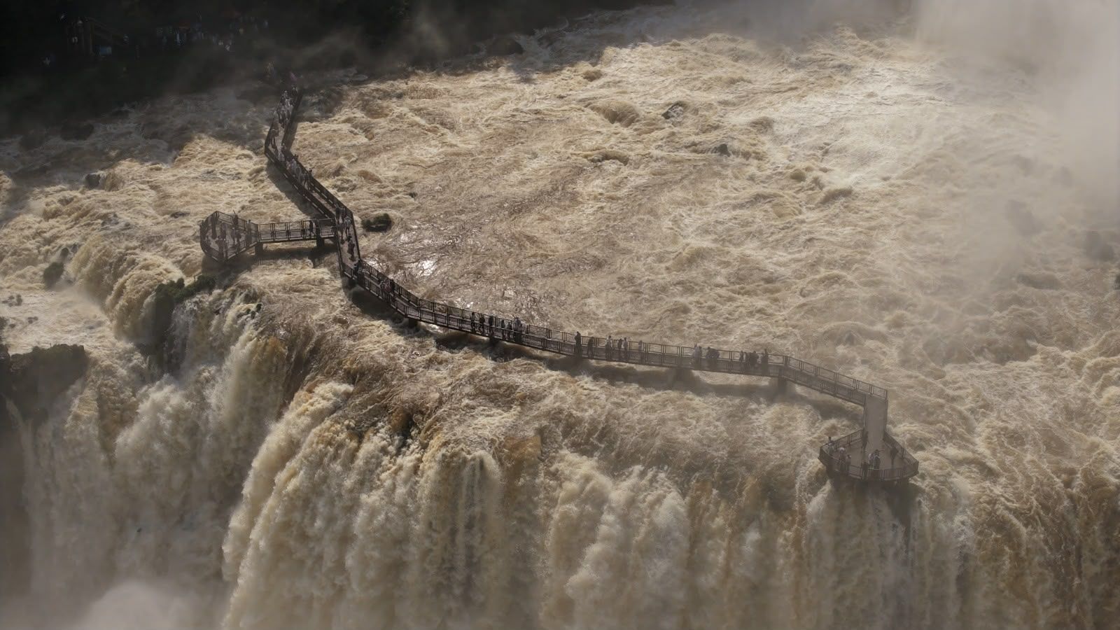 Passarela das Cataratas do Iguaçu é fechada por alta vazão