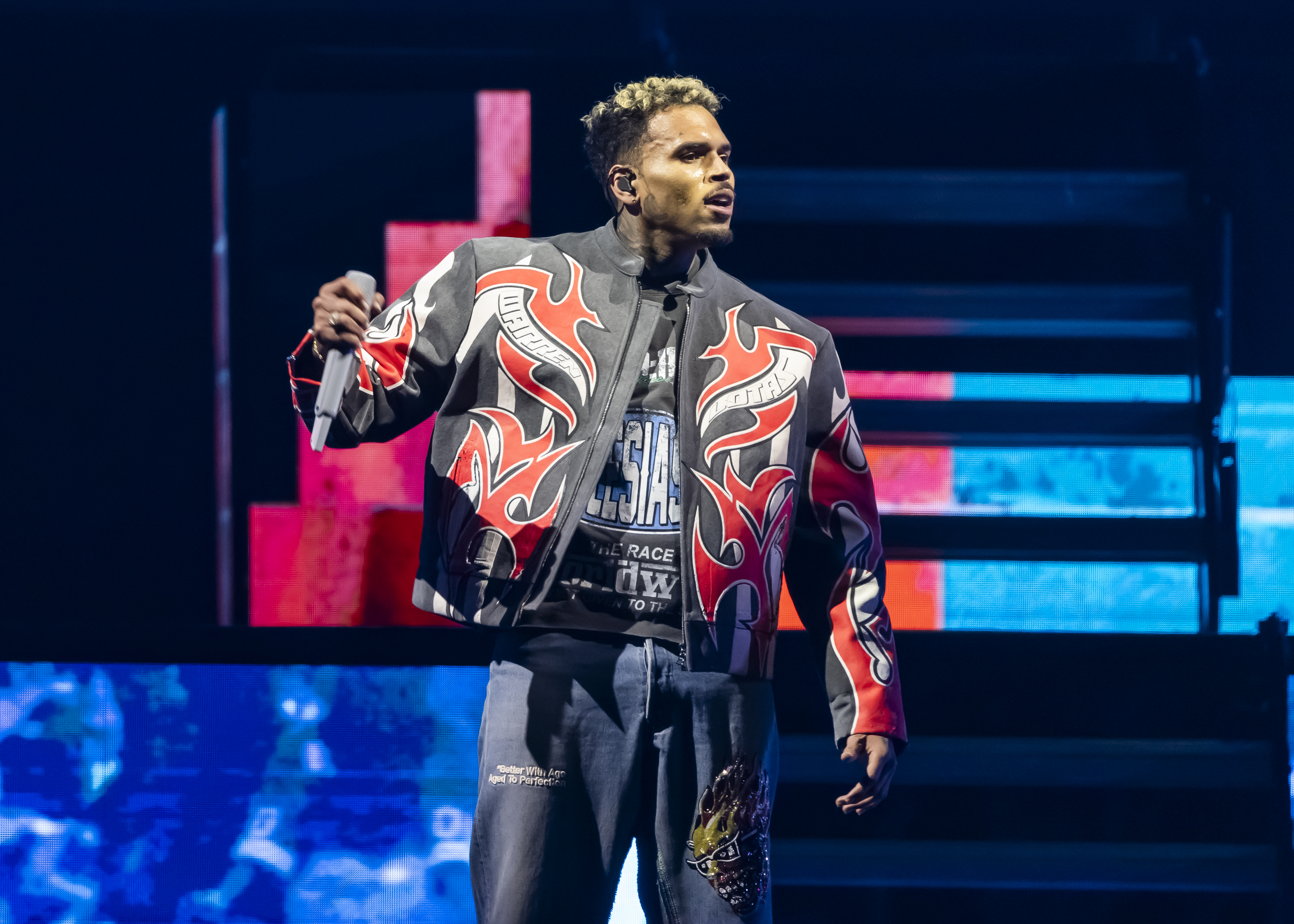 Chris Brown recebe pena suspensa por agressão em Londres