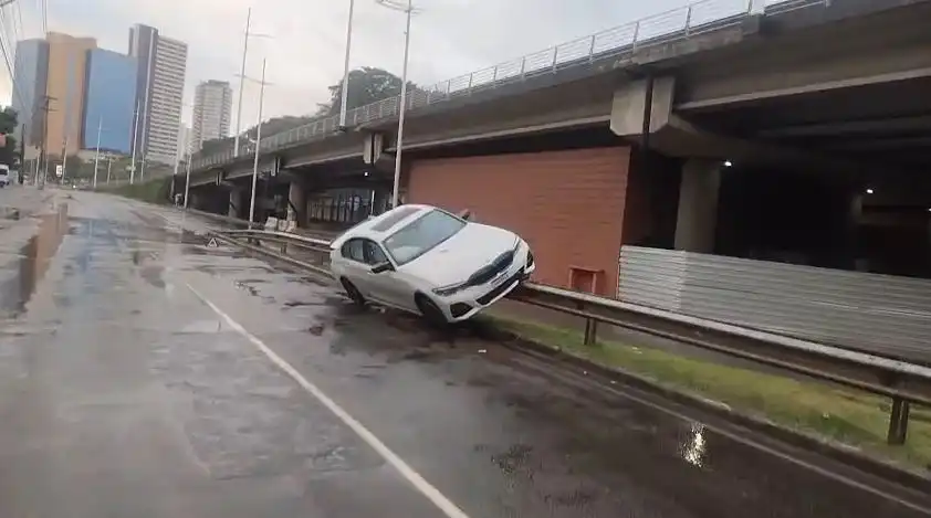 Imagem de Carro de luxo se envolve em acidente na Avenida ACM em Salvador