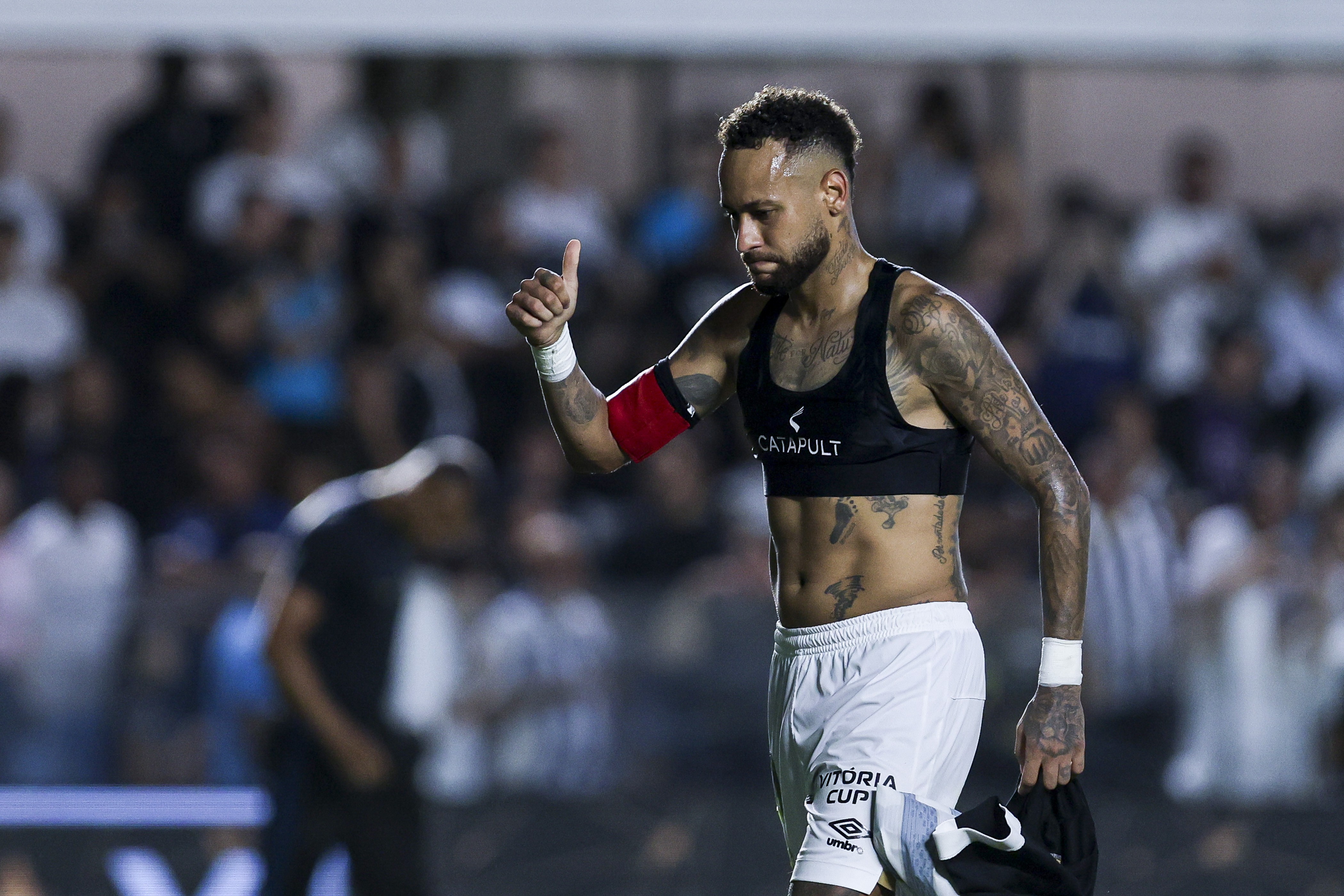 Neymar se destaca em empate do Santos e responde a críticas sobre cobranças