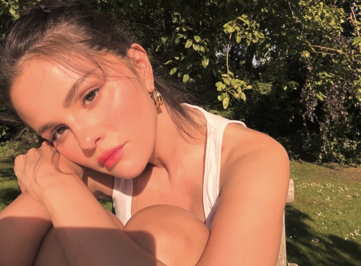 Selena Gomez alerta sobre os riscos do uso de cigarros eletrônicos na voz