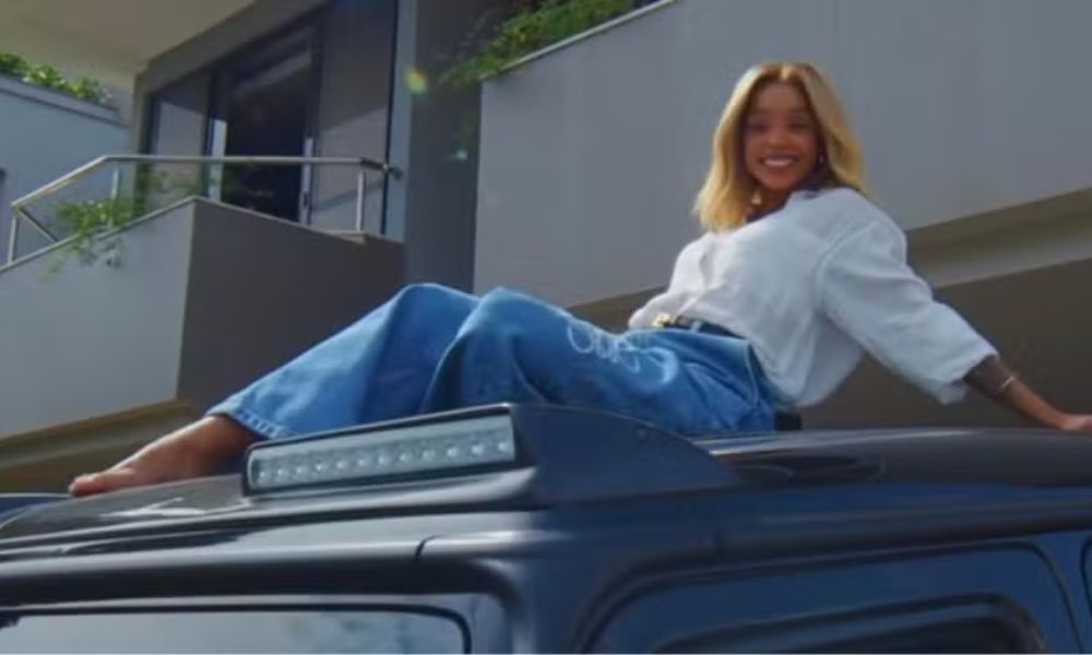 Brunna Gonçalves exibe coleção de carros de luxo