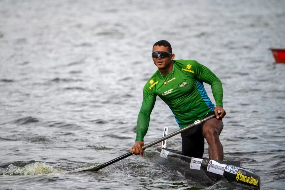 Isaquias Queiroz conquista ouro no Mundial de Canoagem