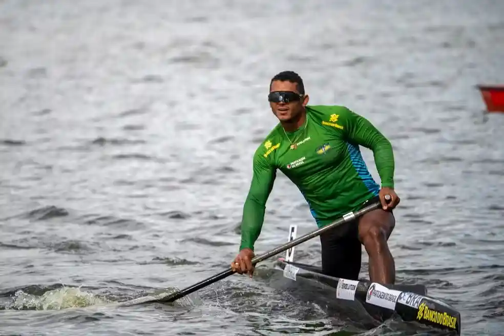 Isaquias Queiroz conquista ouro no Mundial de Canoagem