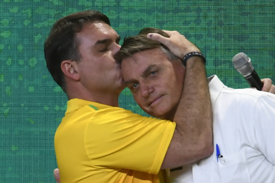 Flávio Bolsonaro herda votos de Jair e empata com Lula em pesquisa