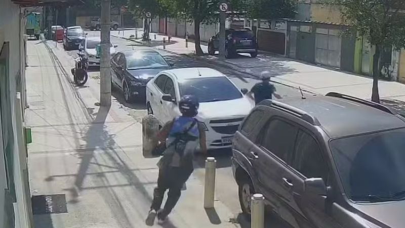 Homem é morto a tiros após ser perseguido por assaltante em Olaria