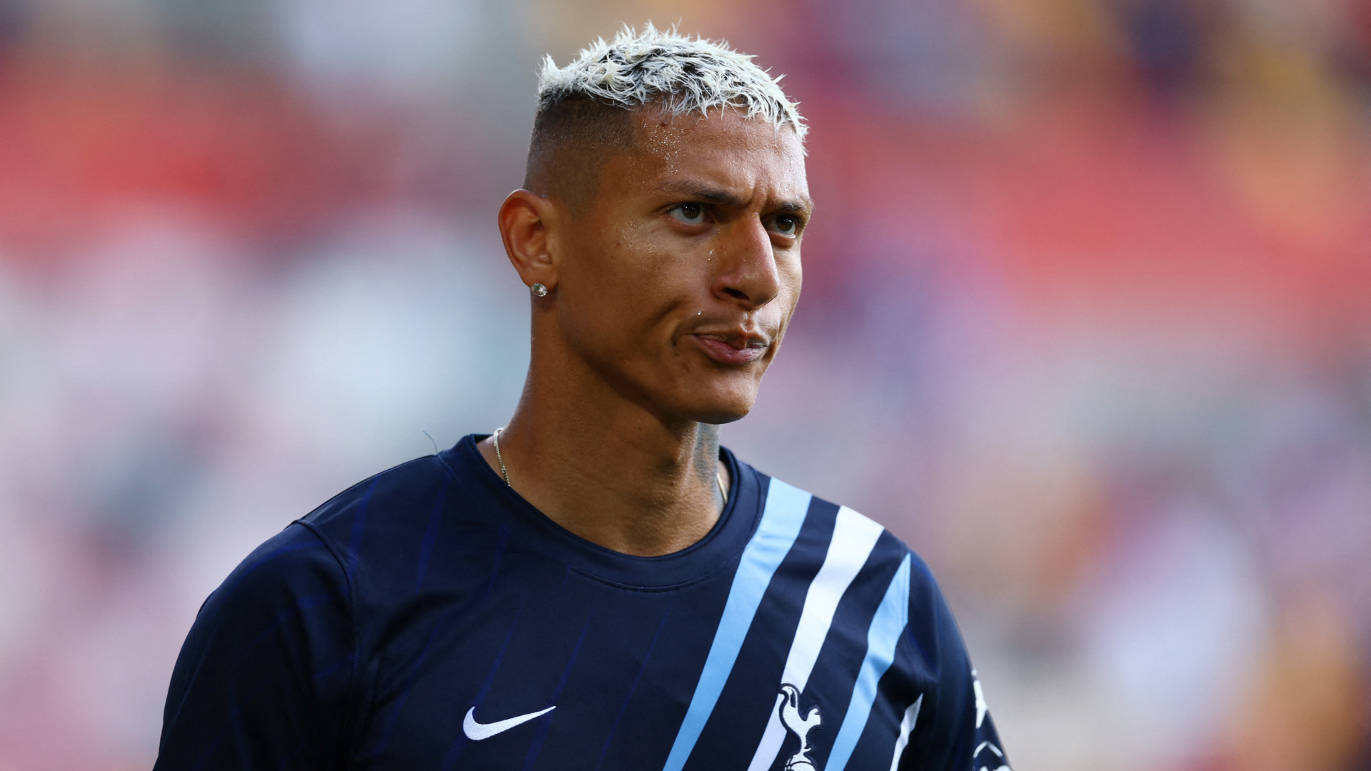 Richarlison denuncia Flávio Bolsonaro por ocupação de imóvel de R$ 10 milhões