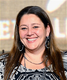 Camryn Manheim exibe nova aparência em evento em Nova York