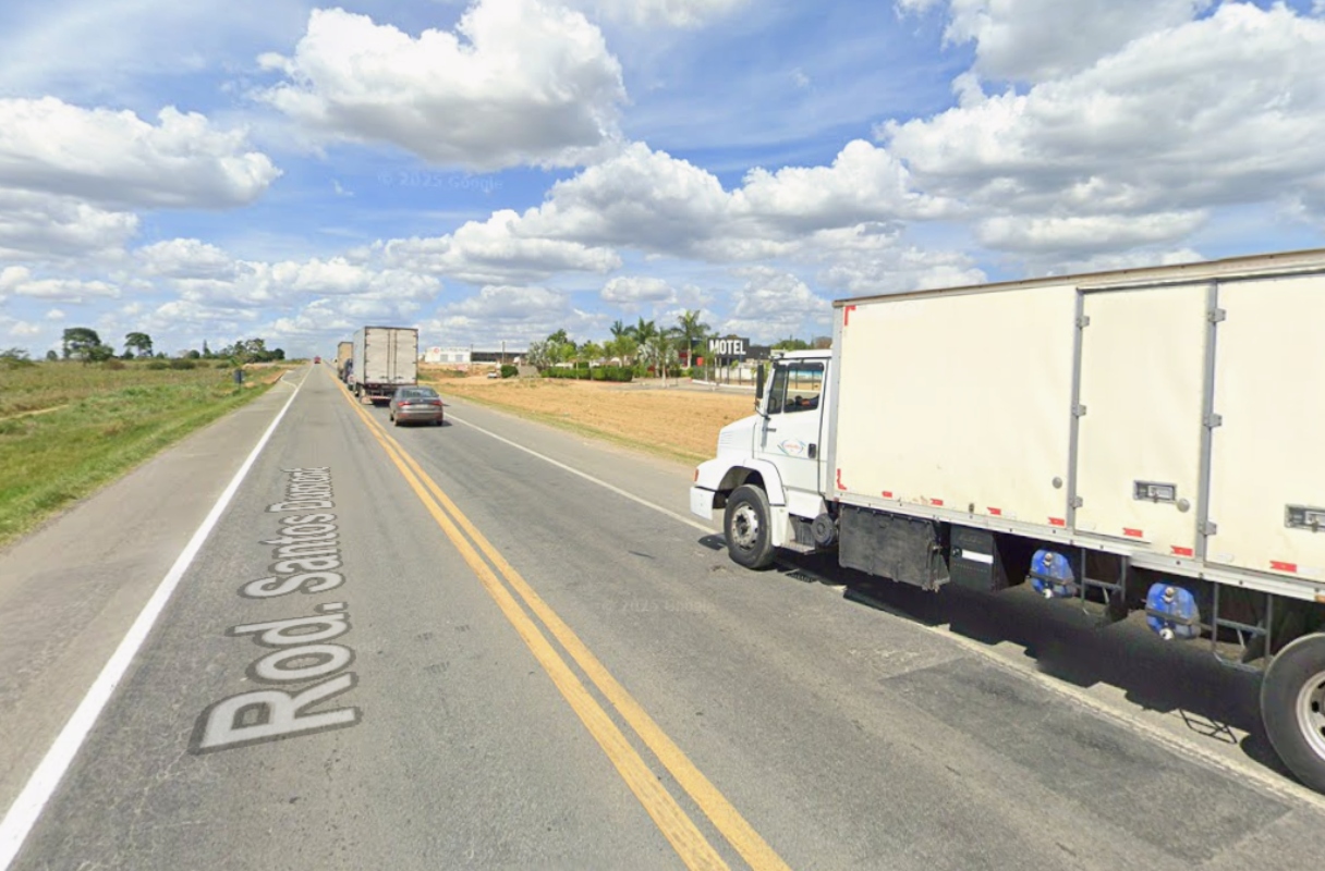 Engavetamento com quatro carretas resulta em uma morte na BR-116