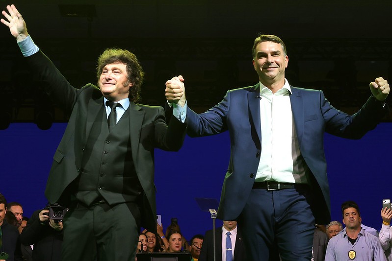 TSE rejeita investigação contra Flávio Bolsonaro por visita a Milei e uso de vídeo de IA