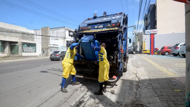 Greve de trabalhadores da limpeza urbana em Salvador afeta coleta de lixo