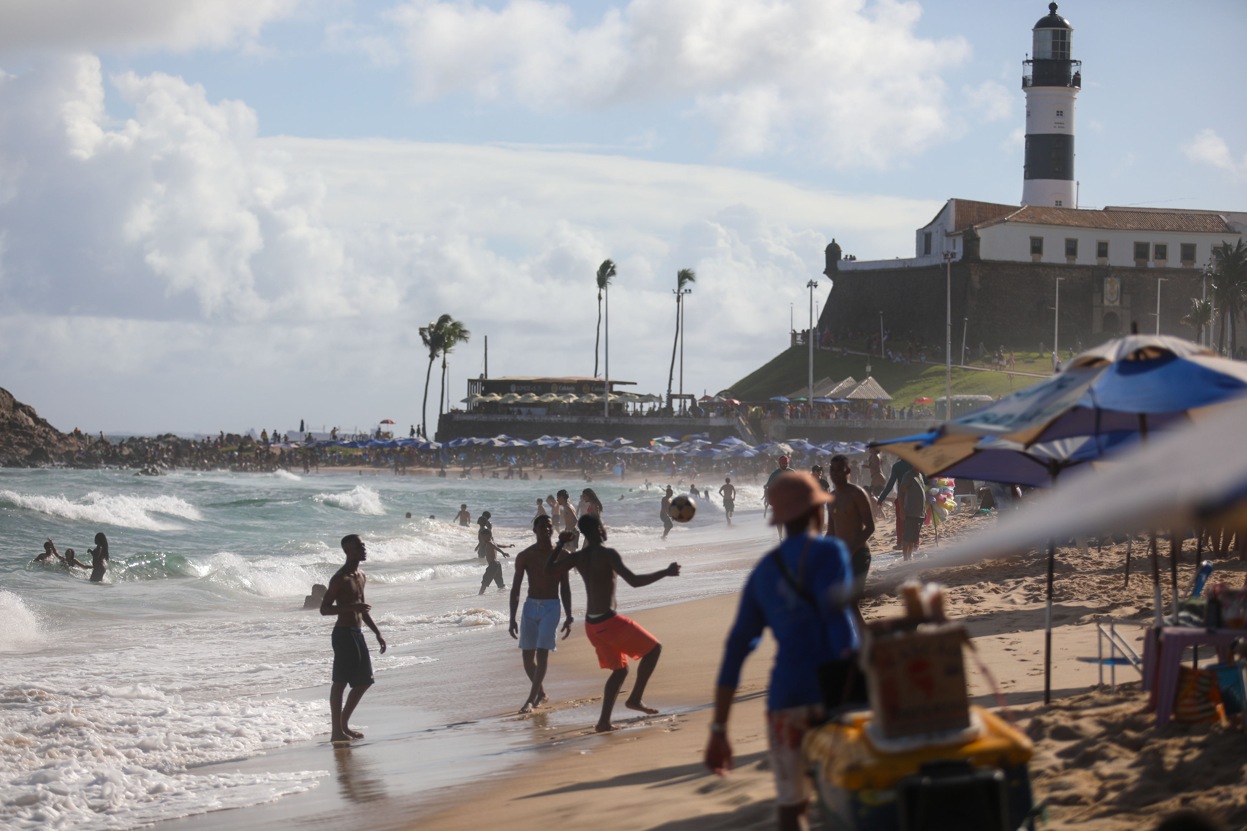 Peixe-leão é capturado no Porto da Barra e gera preocupação em Salvador