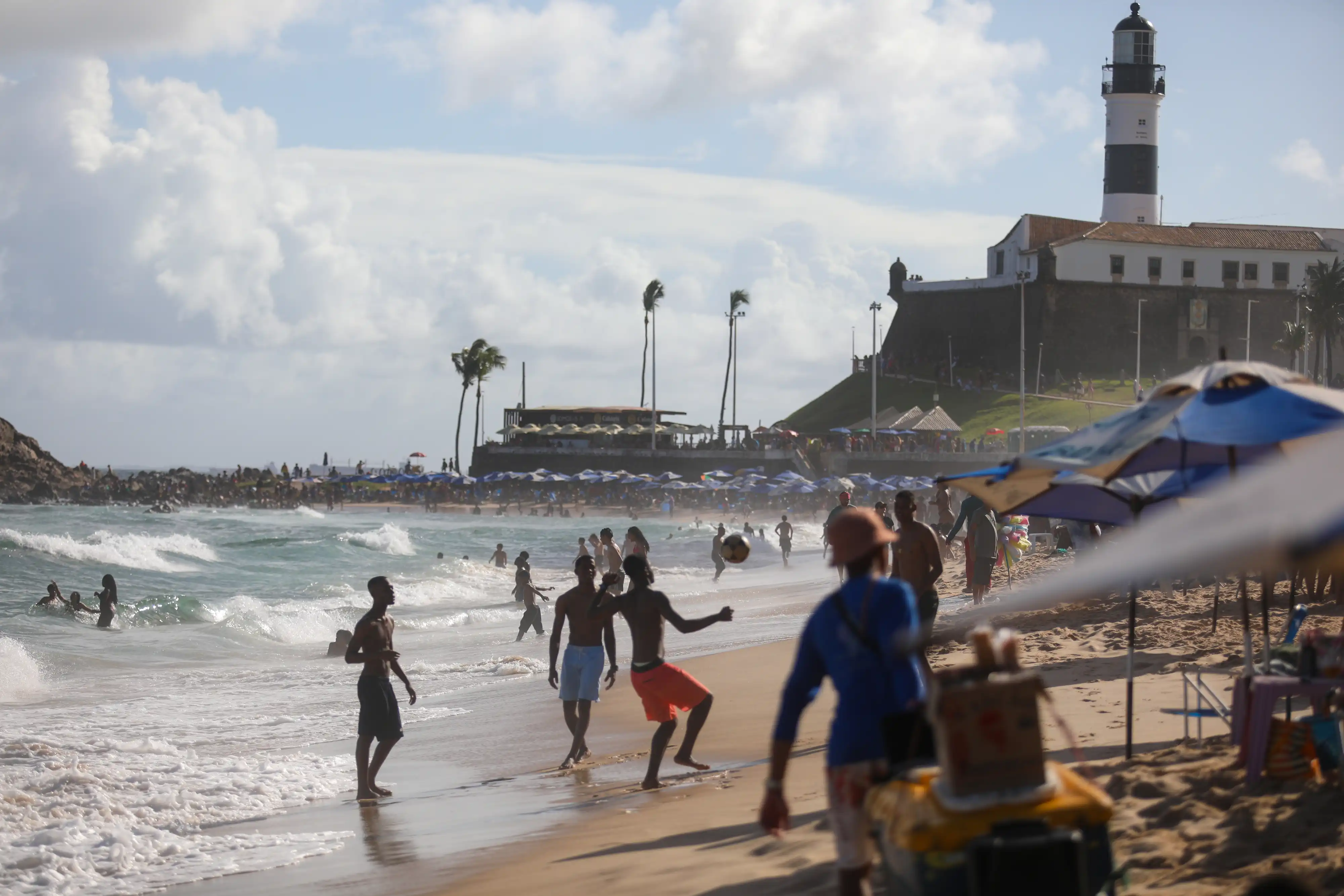 Imagem de Peixe-leão é capturado no Porto da Barra e gera preocupação em Salvador