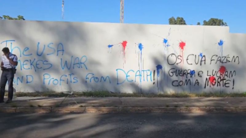 Vandalismo atinge muro da embaixada dos EUA em Brasília
