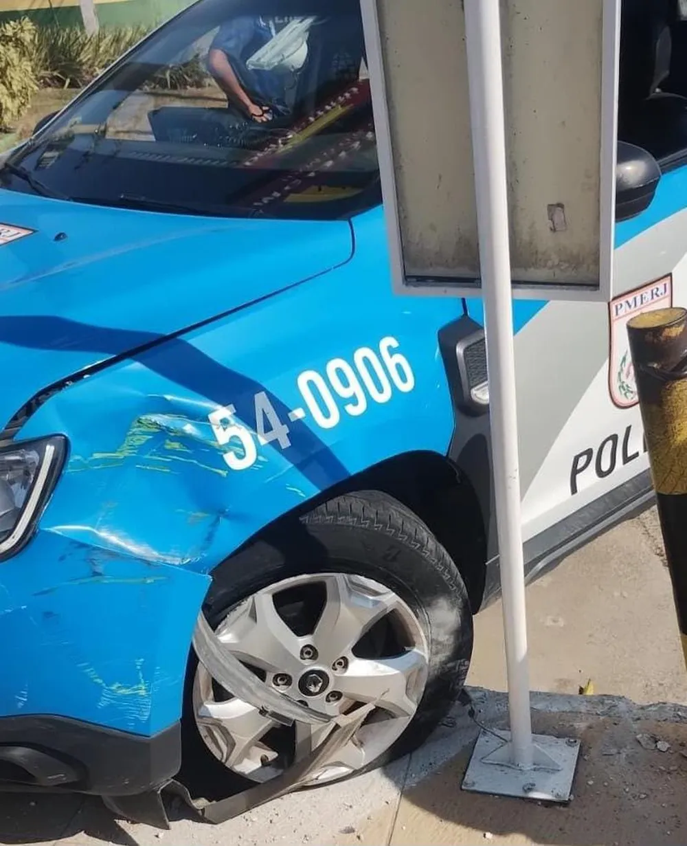 Mulher é presa após furtar viatura da PM e provocar acidente em Rio das Ostras