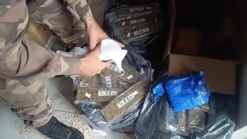 Suspeito de tráfico foge após soltar cães contra policiais