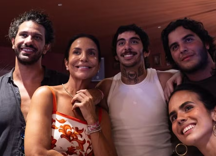 Ivete Sangalo aparece com novo namorado e filho em evento na França