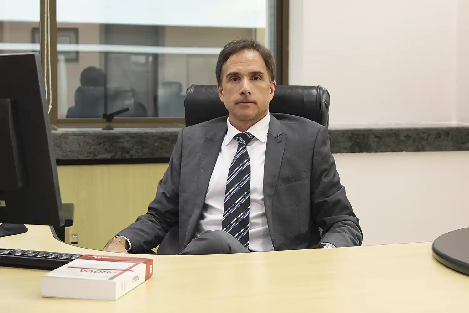 TRF-4 pune ex-juiz da Lava-Jato por furto de champanhe