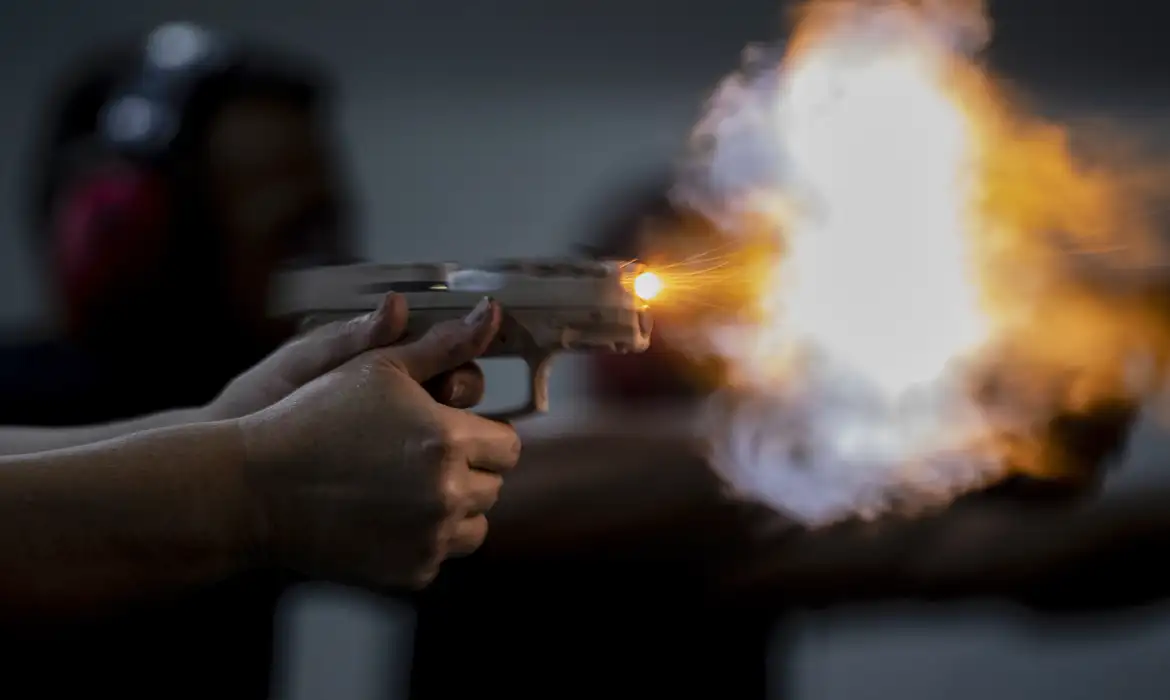 Policiais recém-formados podem levar armas para casa