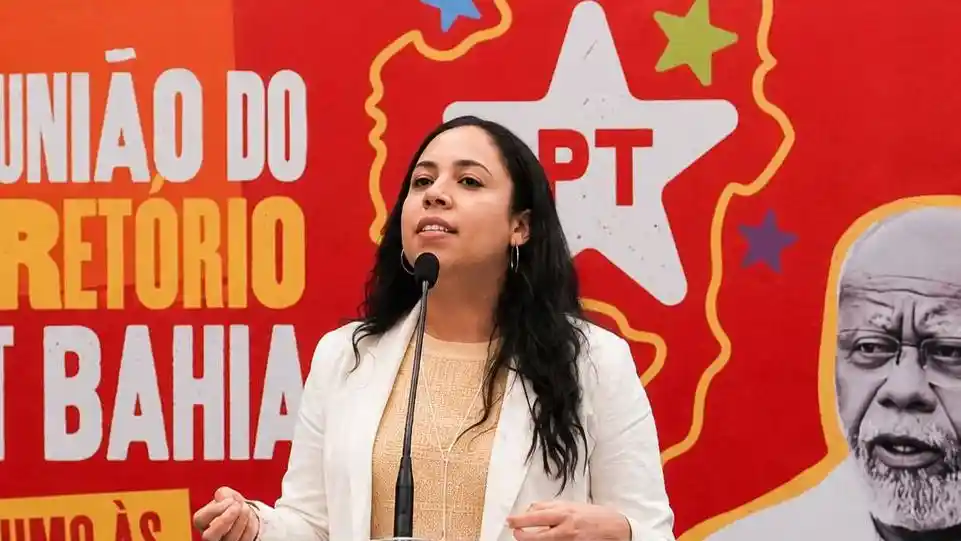 Ana Carolina critica uso de mulheres seminuas em evento político de ACM Neto