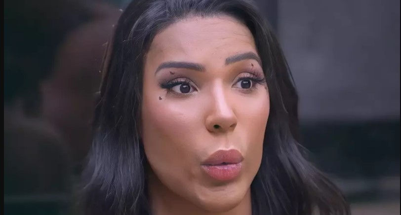 Carol Lekker enfrenta situação inusitada ao vivo durante podcast