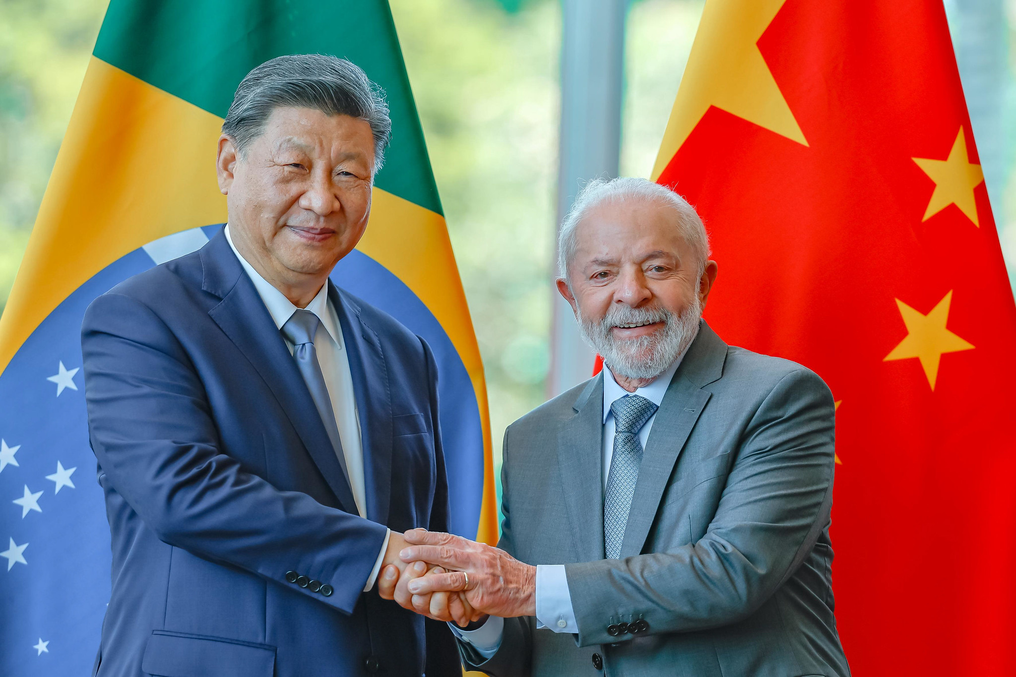 Xi Jinping expressa apoio a Lula e critica interferência dos EUA