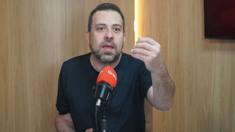 Boulos critica Flávio Bolsonaro por tentativa de adiar votação da PEC 6x1