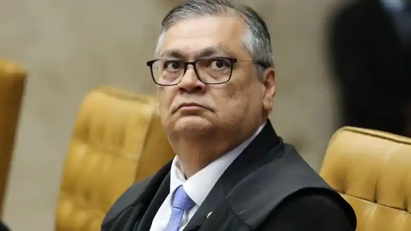 Flávio Dino ordena investigação sobre possível interferência estrangeira nas eleições
