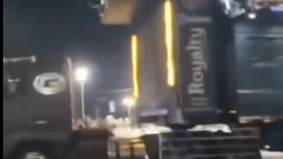 Desmontagem do trio elétrico de Flávio Bolsonaro inicia na Barra
