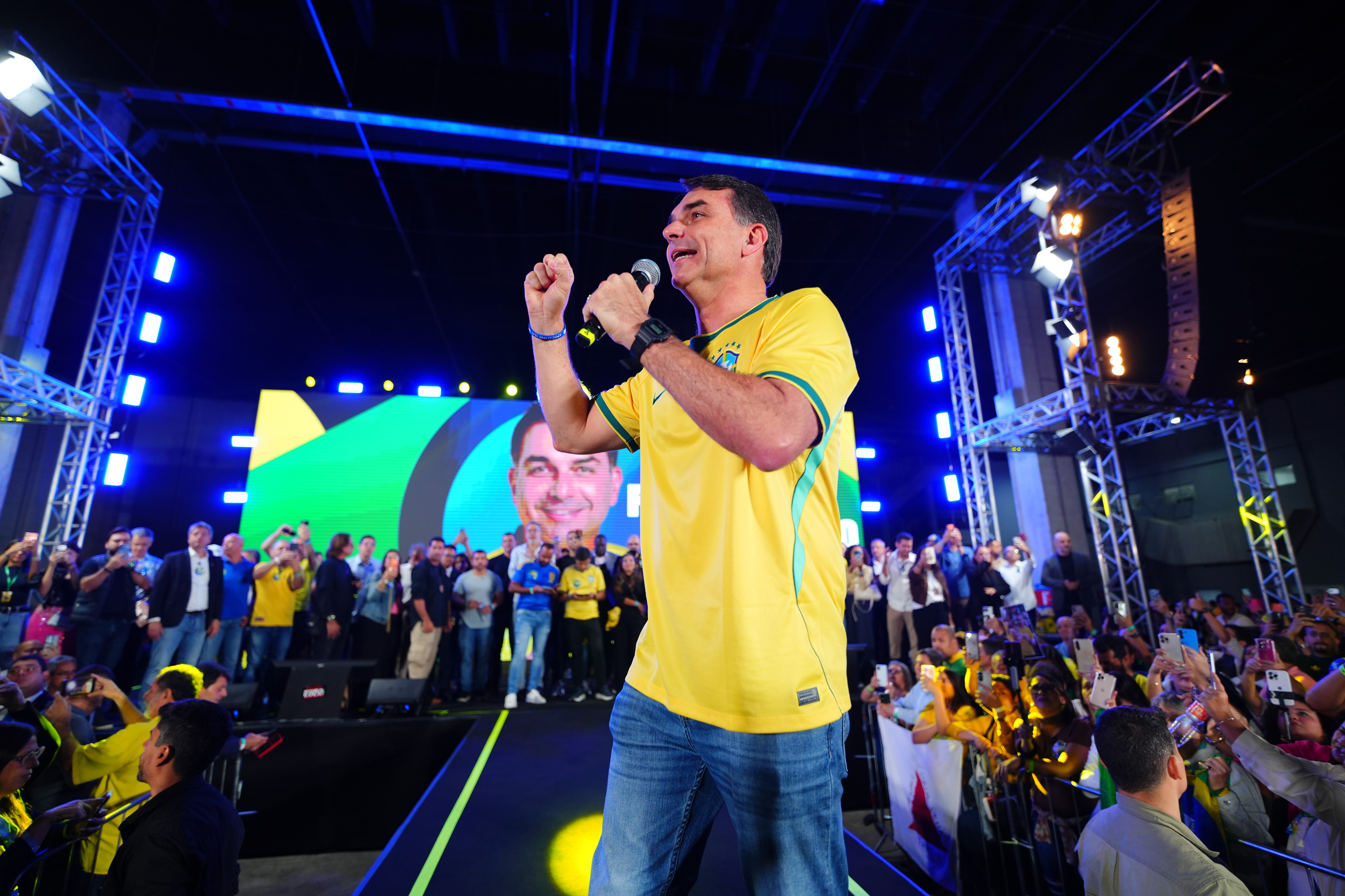 Flávio Bolsonaro processa servidor da Secom por repost de fake news sobre Nossa Senhora