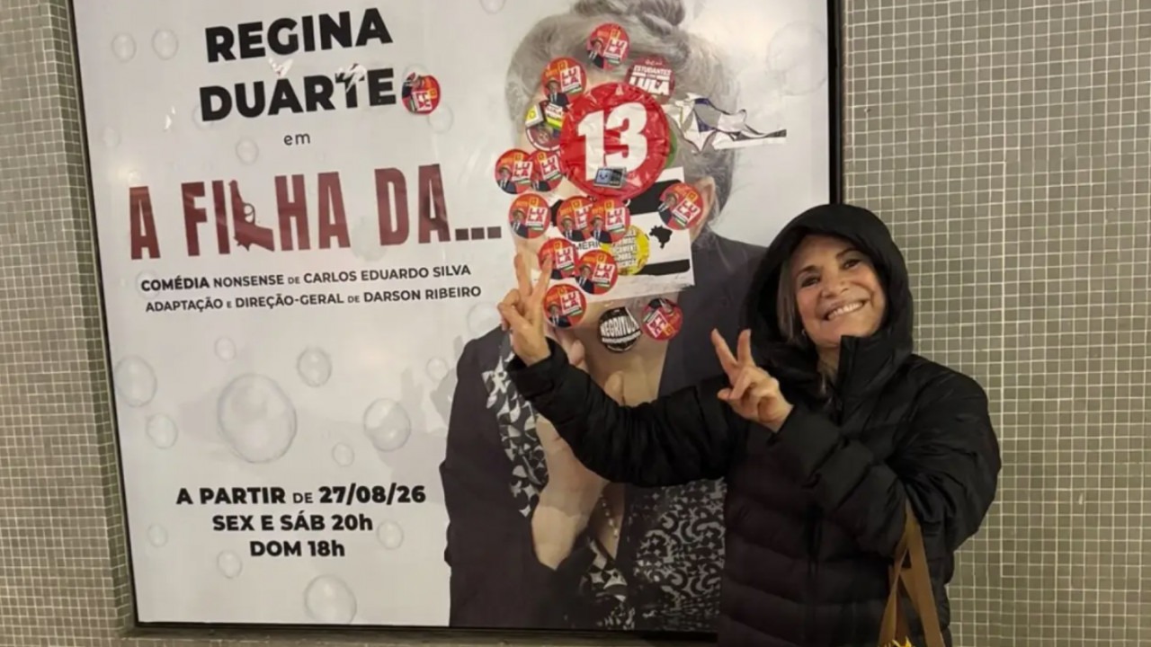 Regina Duarte se manifesta após cartaz ser coberto com adesivos de Lula
