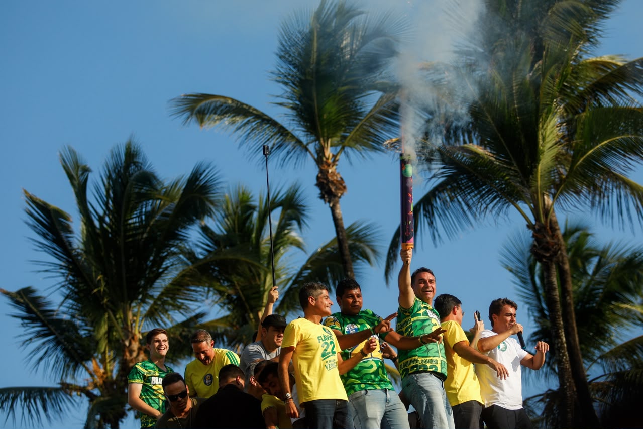 Flávio Bolsonaro realiza ato político no Farol da Barra