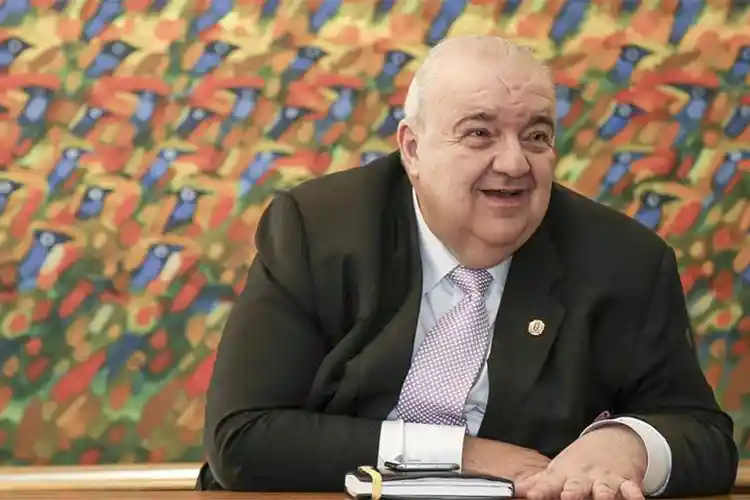 Rafael Greca é hospitalizado após queda em evento de campanha