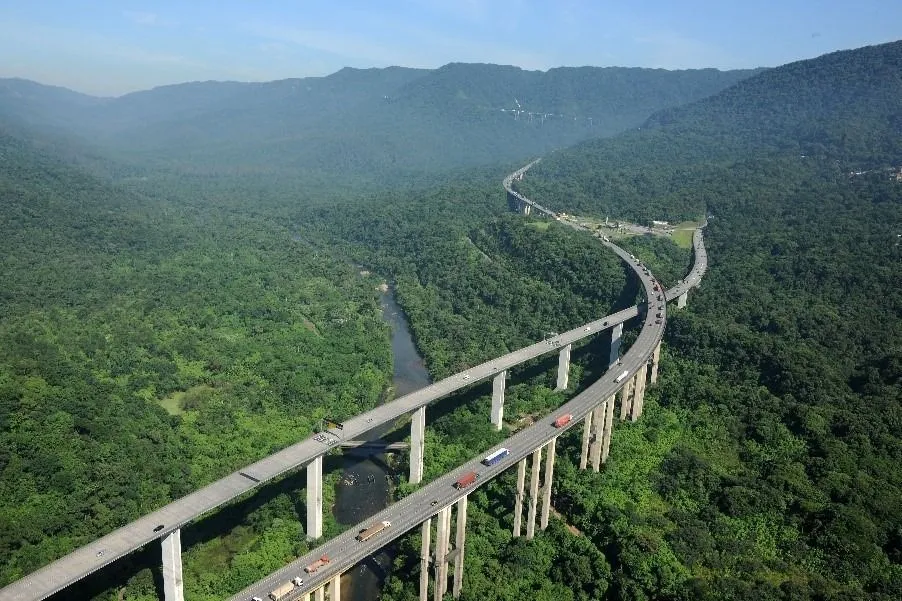 Rodovia dos Imigrantes utiliza viadutos de 70 metros para preservar a Mata Atlântica
