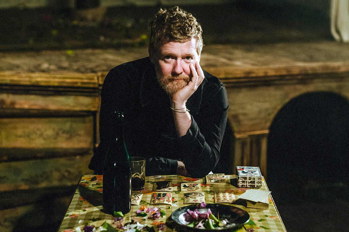 Glen Hansard é lembrado em vídeo cantando horas antes de acidente fatal